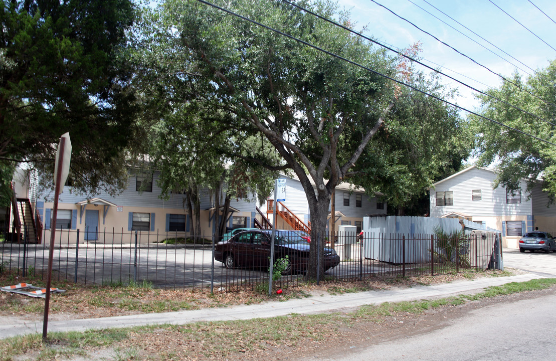 Village Commons in Tampa, FL - Building Photo