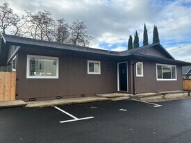 1164 Woodrow Ln in Medford, OR - Building Photo