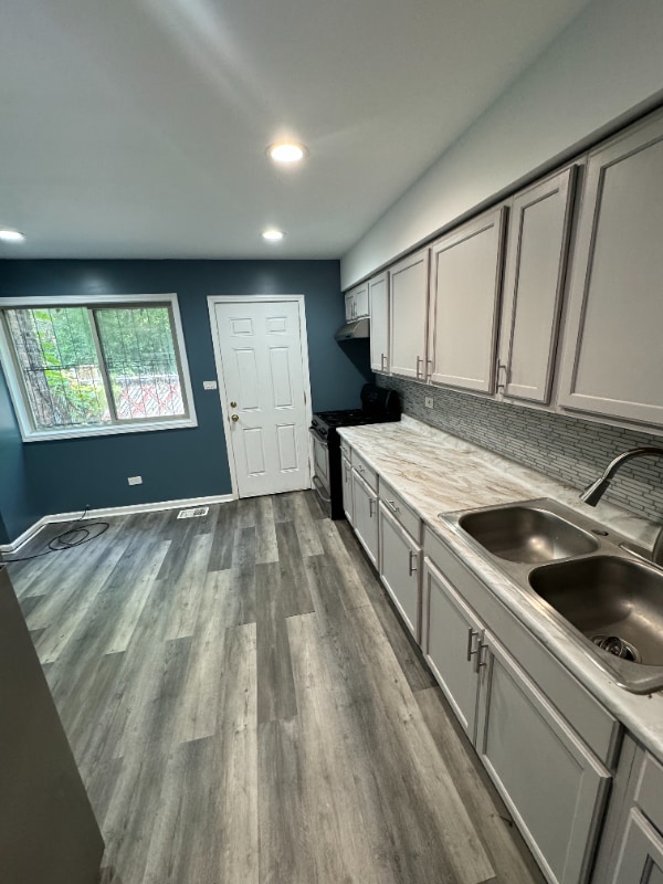 8212 S Dobson Ave in Chicago, IL - Building Photo - Building Photo