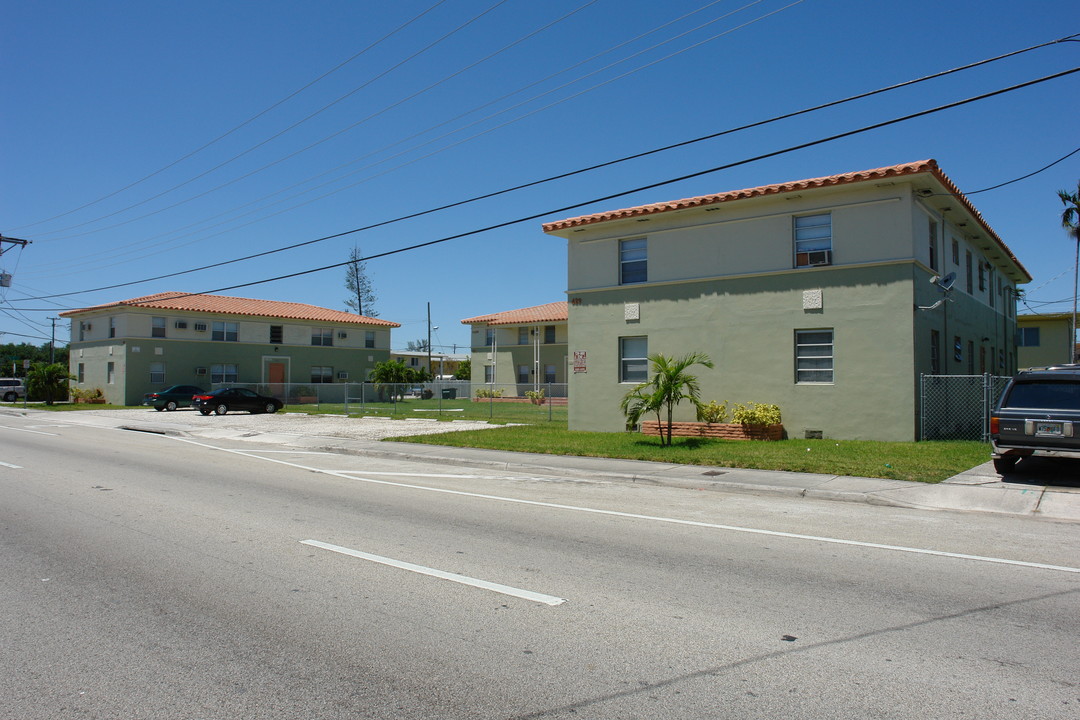 421-429 NE 82nd St in Miami, FL - Foto de edificio