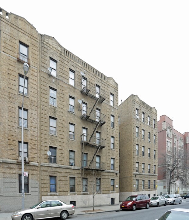 245 E 196th St in Bronx, NY - Building Photo