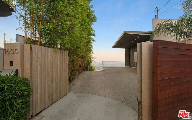 property at 1600 Viewmont Dr