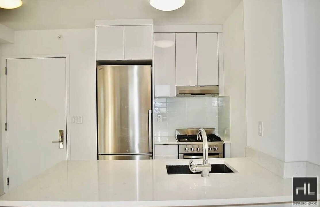 21 STREET in Queens, NY - Building Photo