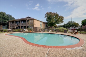 Pavilion Place in Houston, TX - Building Photo - Building Photo
