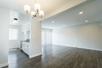 11645 Gorham Ave in Los Angeles, CA - Foto de edificio - Interior Photo