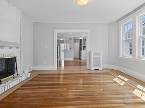 14 Windsor Rd, Unit 1 in Medford, MA - Foto de edificio - Building Photo