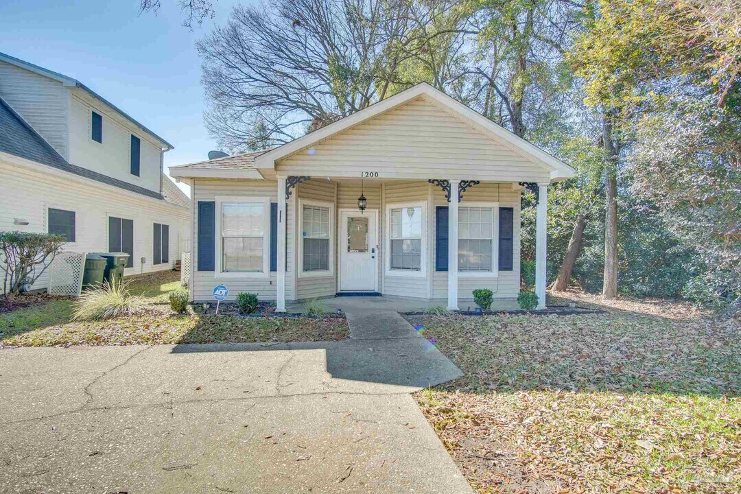 1200 Jasper St in Ensley, FL - Building Photo