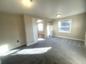 4737 SE 28th Ave in Portland, OR - Building Photo - Building Photo