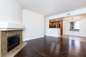 2050 Camino De La Reina in San Diego, CA - Building Photo - Building Photo