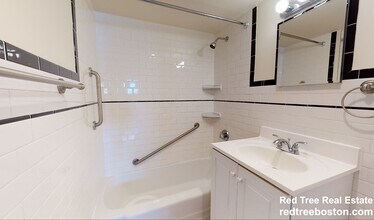 101 Monmouth St, Unit 214 in Brookline, MA - Foto de edificio - Building Photo