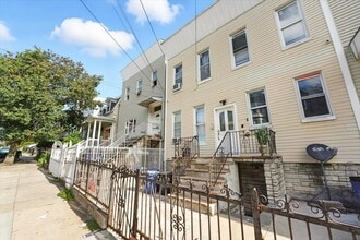 122 Hutton St in Jersey City, NJ - Building Photo - Building Photo