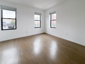 STEINWAY STREET in Queens, NY - Foto de edificio - Building Photo