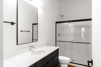 Adams Street Center in Peoria, IL - Foto de edificio - Building Photo