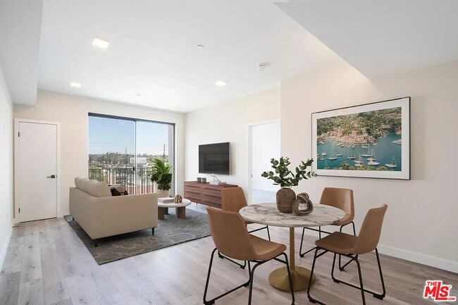1111 N Kenmore Ave in Los Angeles, CA - Building Photo - Building Photo