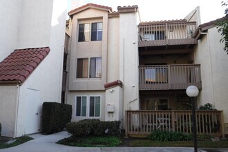4831 Lago Dr in Huntington Beach, CA - Building Photo - Building Photo