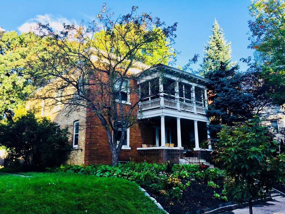 2424 Stevens Ave in Minneapolis, MN - Building Photo