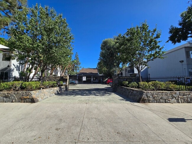 18645 Hatteras St in Los Angeles, CA - Building Photo - Building Photo