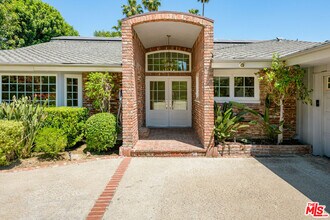 8760 White Oak Ave in Los Angeles, CA - Building Photo - Building Photo
