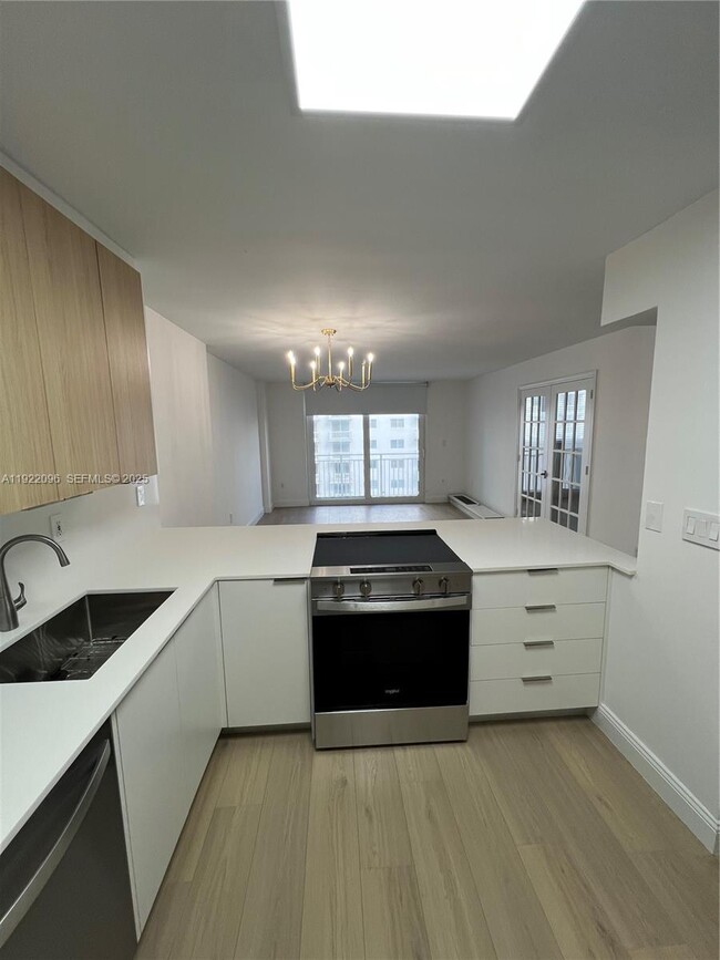 345 Ocean Dr in Miami Beach, FL - Building Photo - Building Photo