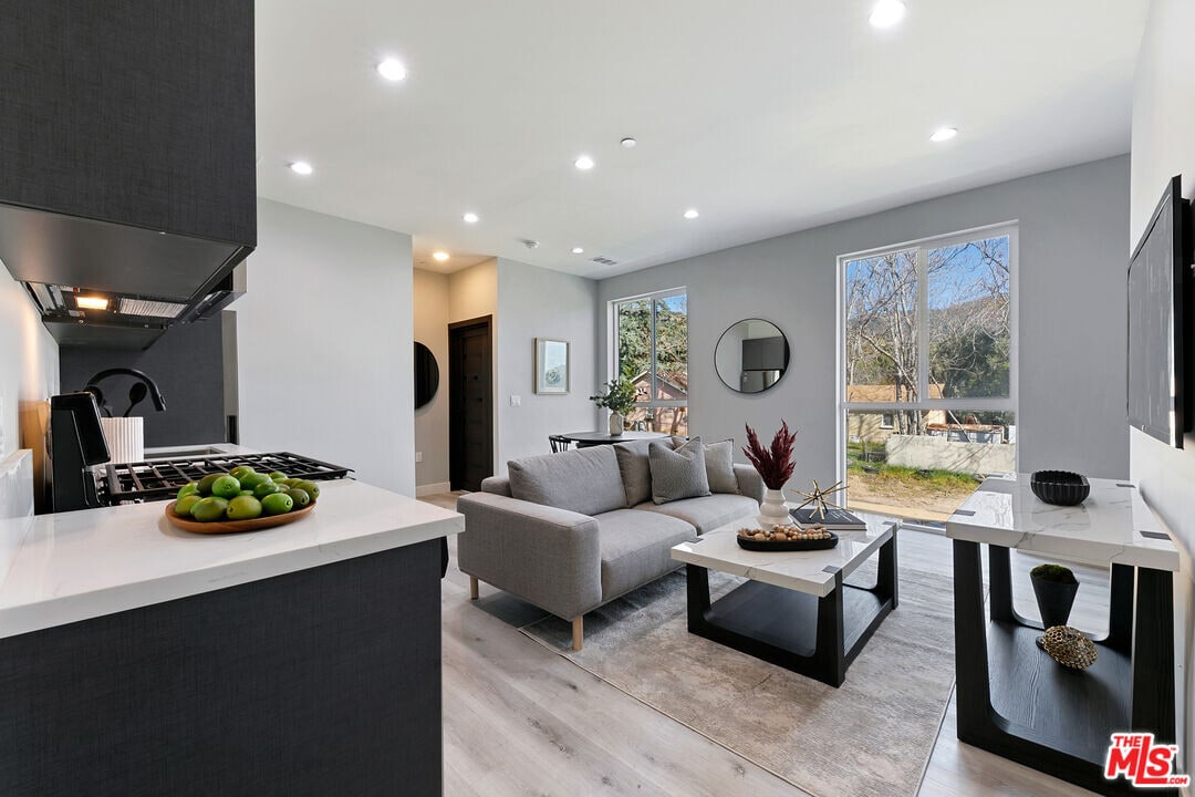 15106 Roxford St in Los Angeles, CA - Foto de edificio