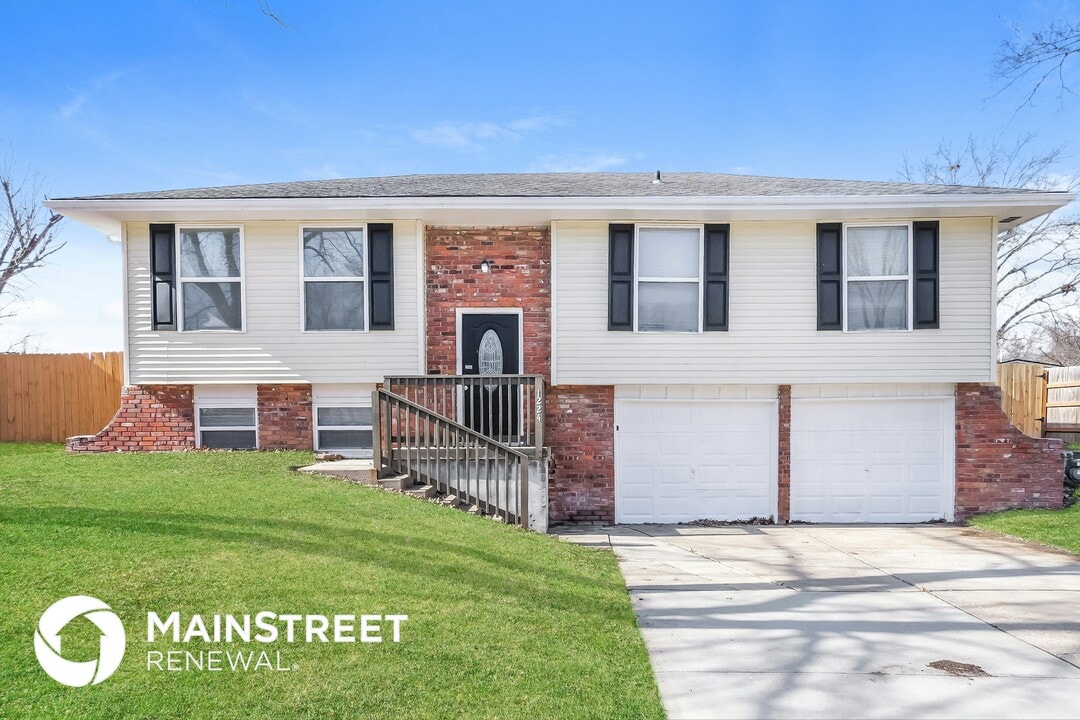 1224 Michele Dr in Excelsior Springs, MO - Building Photo