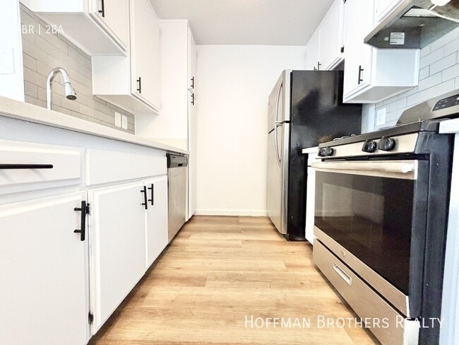 11817 Victory Blvd, Unit 114 in Los Angeles, CA - Foto de edificio - Building Photo