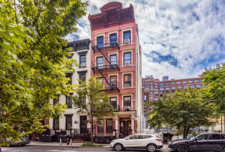 310 W 18th St in New York, NY - Building Photo - Primary Photo