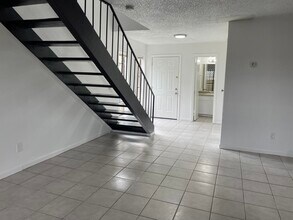 2310 Capitan Dr, Unit C in Corpus Christi, TX - Foto de edificio - Building Photo