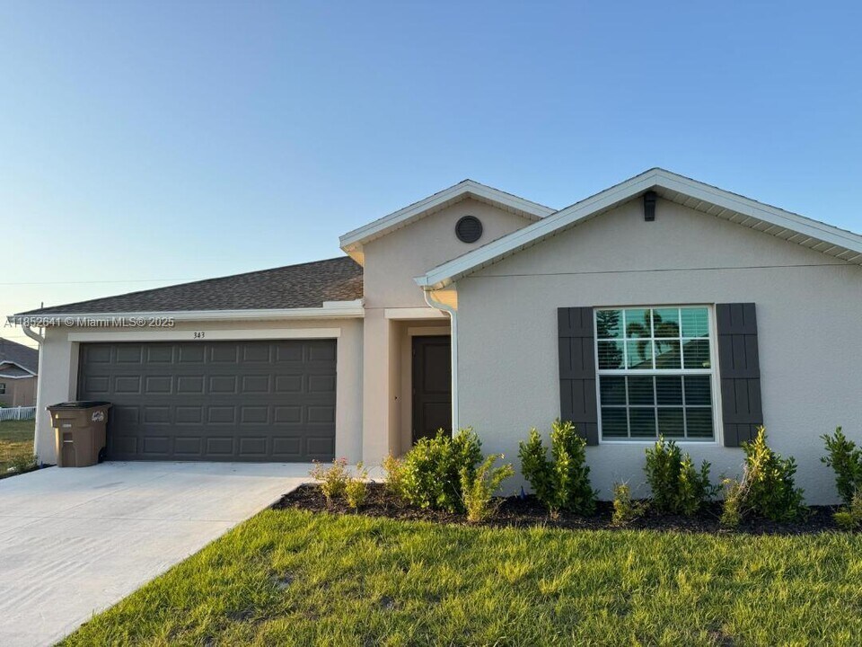 343 NE 23rd St in Cape Coral, FL - Foto de edificio