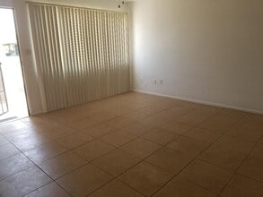 8817 Glenda St in Bakersfield, CA - Building Photo - Building Photo