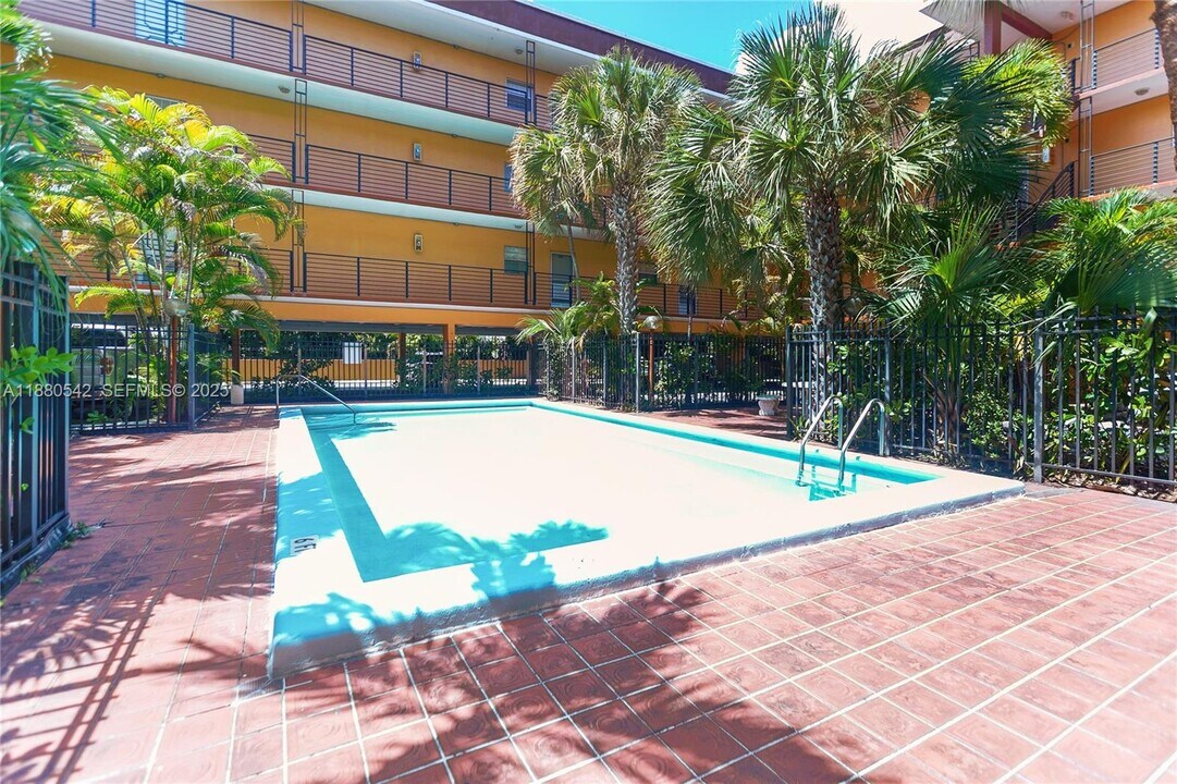 365 NE 125th St in North Miami, FL - Building Photo