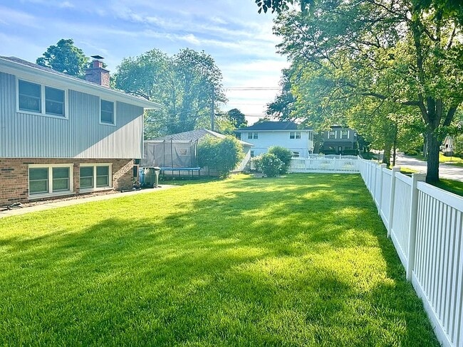 106 S Bruner St in Hinsdale, IL - Building Photo - Building Photo