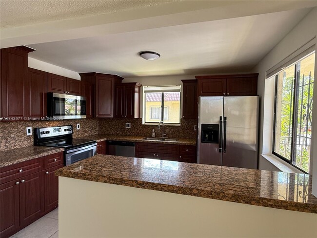 303 Lakeview Dr in Weston, FL - Foto de edificio - Building Photo