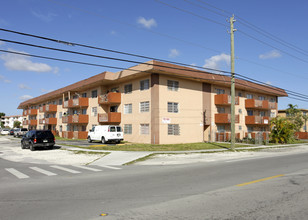 Caribbean Club Apartments in North Miami, FL - Building Photo - Building Photo