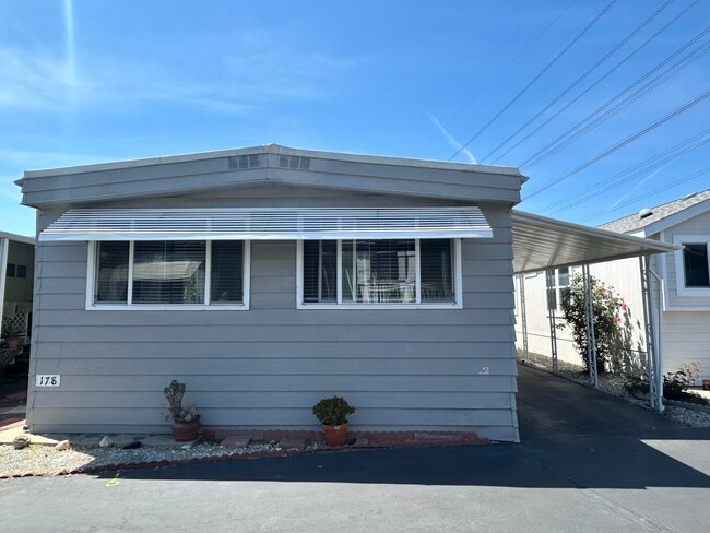 Garden West Estates (55+ Senior) in Gardena, CA - Foto de edificio - Building Photo
