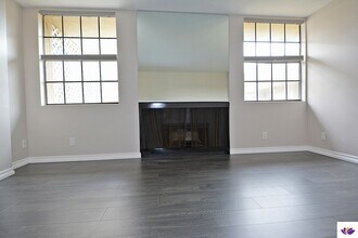 750 N Kings Rd, Unit 308 in West Hollywood, CA - Building Photo - Building Photo