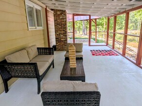 1684 Rockford Creek Rd in Clarkesville, GA - Foto de edificio - Building Photo