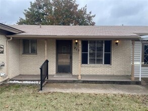 212 E Rentz St in Weatherford, TX - Building Photo - Building Photo