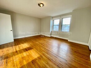 825 Collins St in Pittsburgh, PA - Building Photo - Building Photo