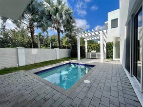 10250 NW 74th Terrace in Doral, FL - Building Photo - Building Photo