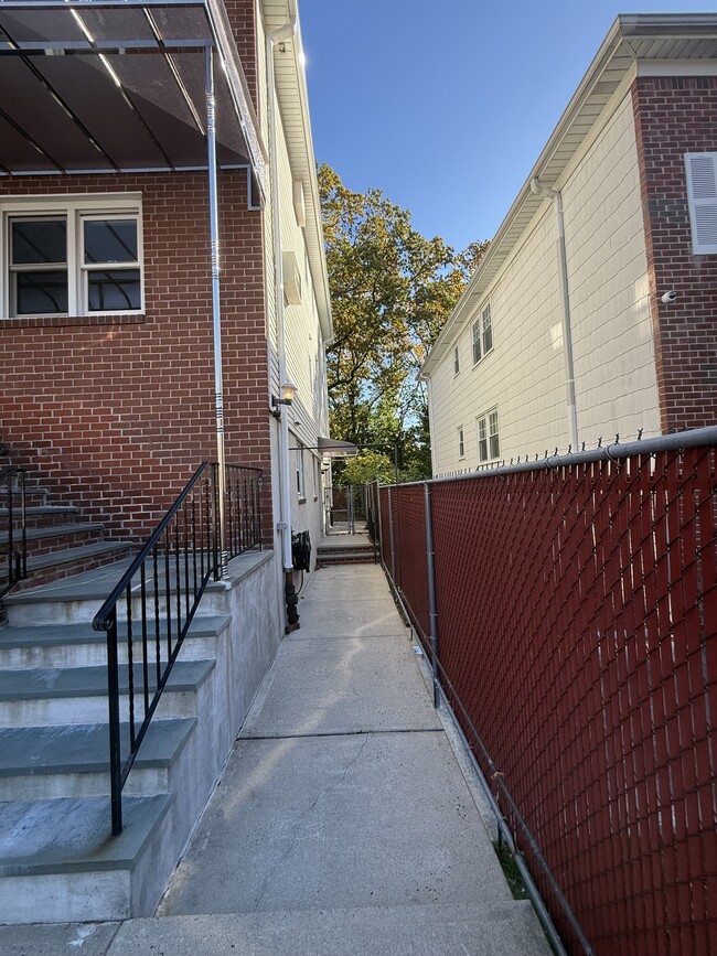 336 Mile Square Rd, Unit 1st in Yonkers, NY - Foto de edificio - Building Photo