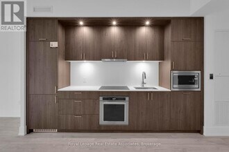 259 The Kingsway in Toronto, ON - Building Photo - Building Photo