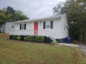 320 W Midvale Ave in Chattanooga, TN - Building Photo