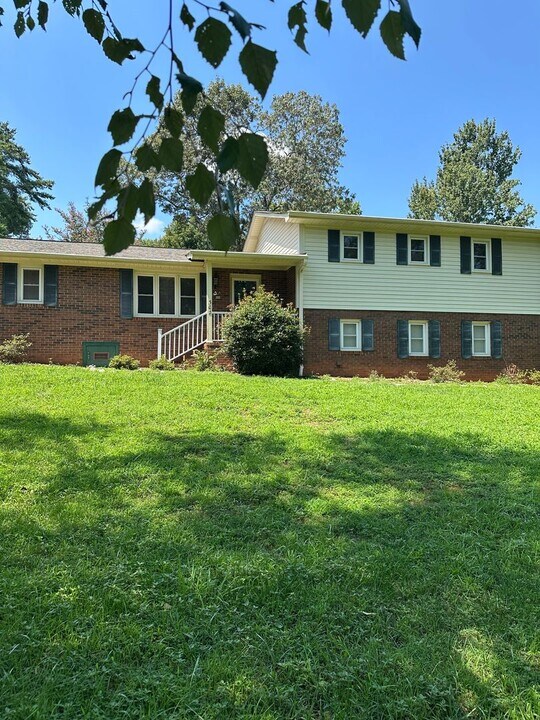 302 Ridgewood St in Easley, SC - Building Photo