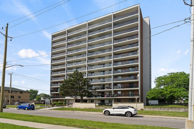 Royal Tower Apartments in Windsor, ON - Foto de edificio - Building Photo