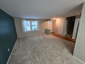 3842 Farmbrook Dr in Sylvania, OH - Foto de edificio - Building Photo