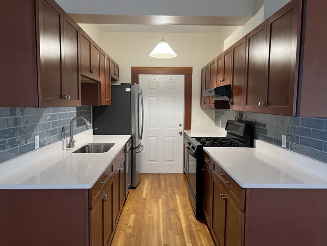 87 Bristol St, Unit 2 in Cambridge, MA - Foto de edificio - Building Photo
