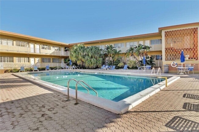 26 Diplomat Pkwy in Hallandale Beach, FL - Foto de edificio - Building Photo