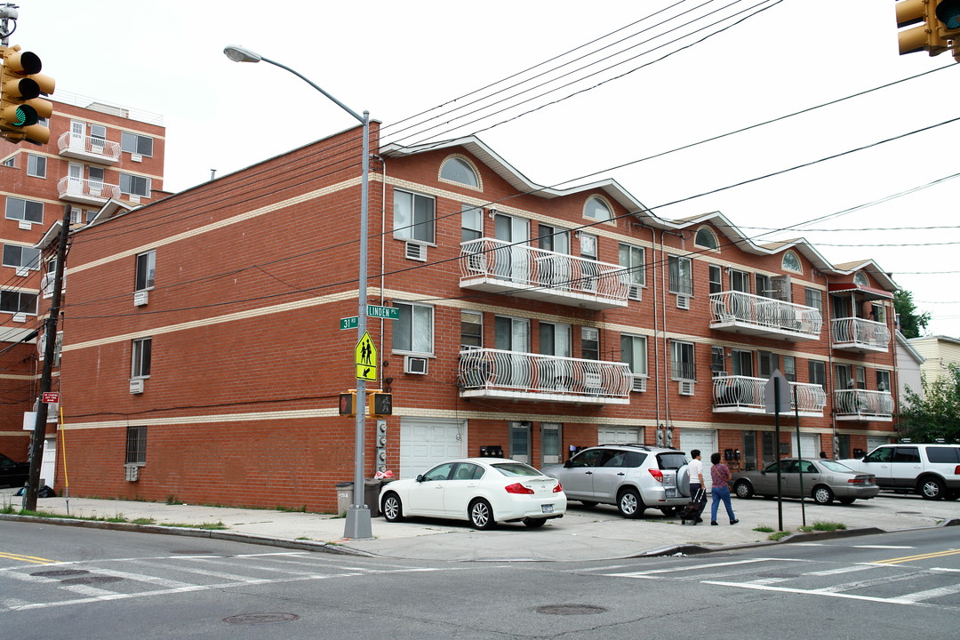 3101-3109 Linden Pl in Flushing, NY - Building Photo