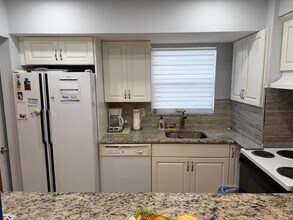 701 Lori Dr, Unit 204 in Palm Springs, FL - Foto de edificio - Building Photo